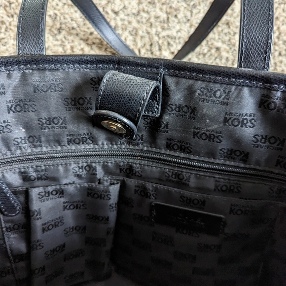 Michael Kors Jet Set Travel Tote Black - Picture 3 of 10